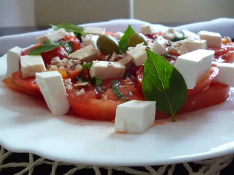 Paradajz salata sa bosiljkom
