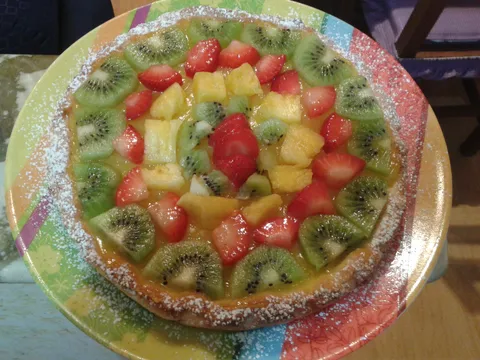 Crostata sa kremom od limuna i vocem