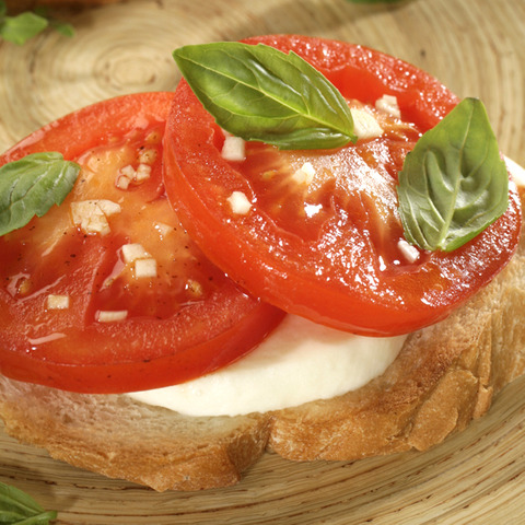 Bruschete cu rosii si mozzarella