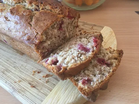 Banana bread s malinama i orasima