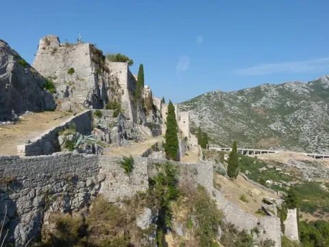 PUTOVANJE U DOBA KORONE /JESEN/-TVRĐAVE- UTVRDE /Carcassonne,Montecassino,Klis/