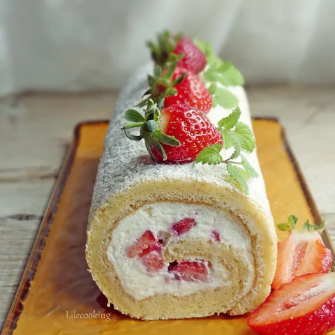 Rolada s jagodama i mascarpone kremom