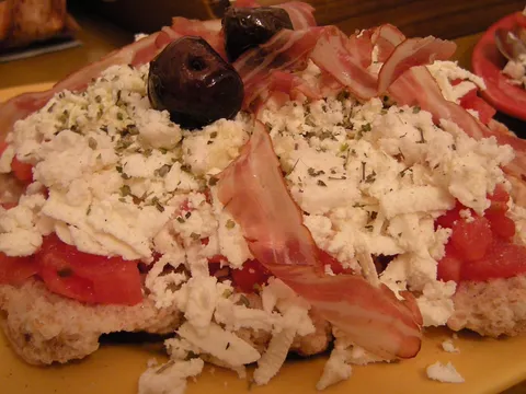 Dakosi ili ti ντακος  (takodje i koukouvayia) ponekad i Greek Bruschetta