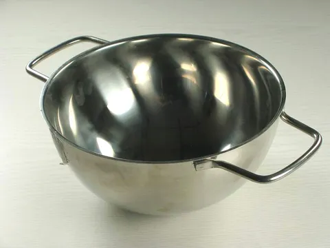 Metalna zdjela s ovalnim dnom