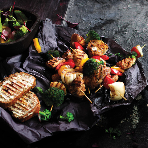 Kuřecí špízy s opečeným chlebem a sýrem