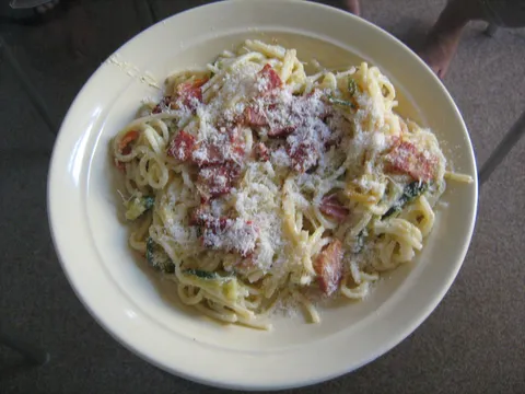 Carbonara s tikvicama, mrkvicom i paprikom