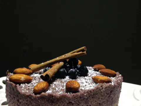 Sirova torta sa aronijom