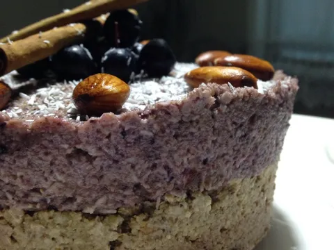 Sirova torta sa aronijom