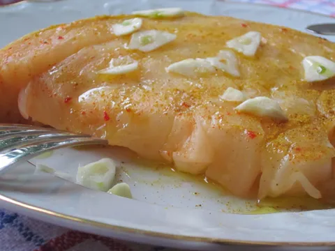 Salata od kiselog kupusa sa karijem (curry) i belim lukom