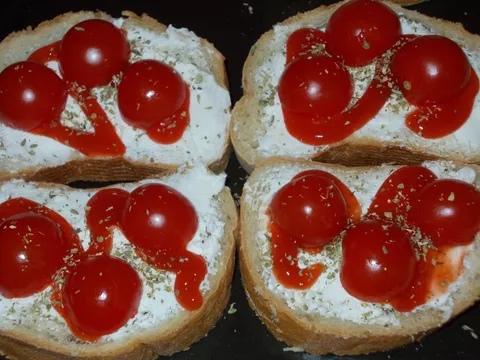 Bruskete sa fetom i rajcicom :)