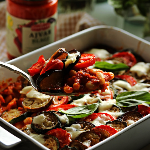 Pečené fazole s Ajvarem a zeleninou