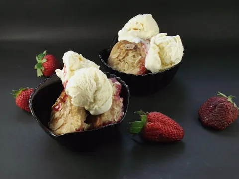 Cobbler sa jagodama i sladoled od vanile