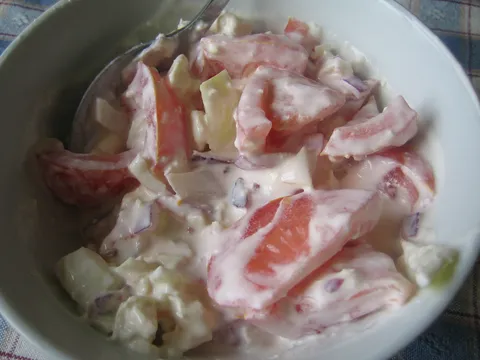 Salata sa paradajzom,lukom,pavlakom,sirom&#8230;