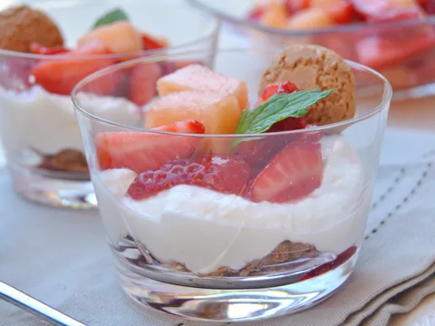 Desert s ricottom, voćem i amarettima