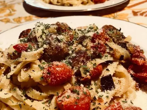 Tagliatelle sa plavim paradajzom i kobasicom