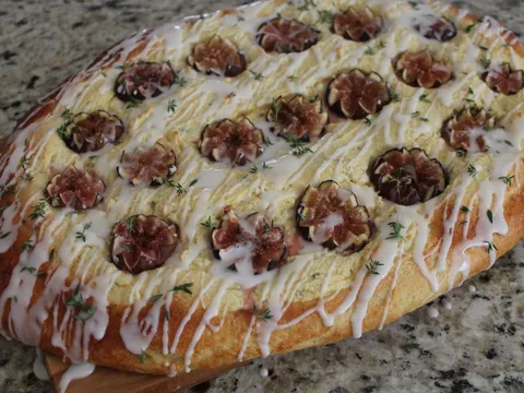 Brioche focaccia sa smokvama , sirom i bademima