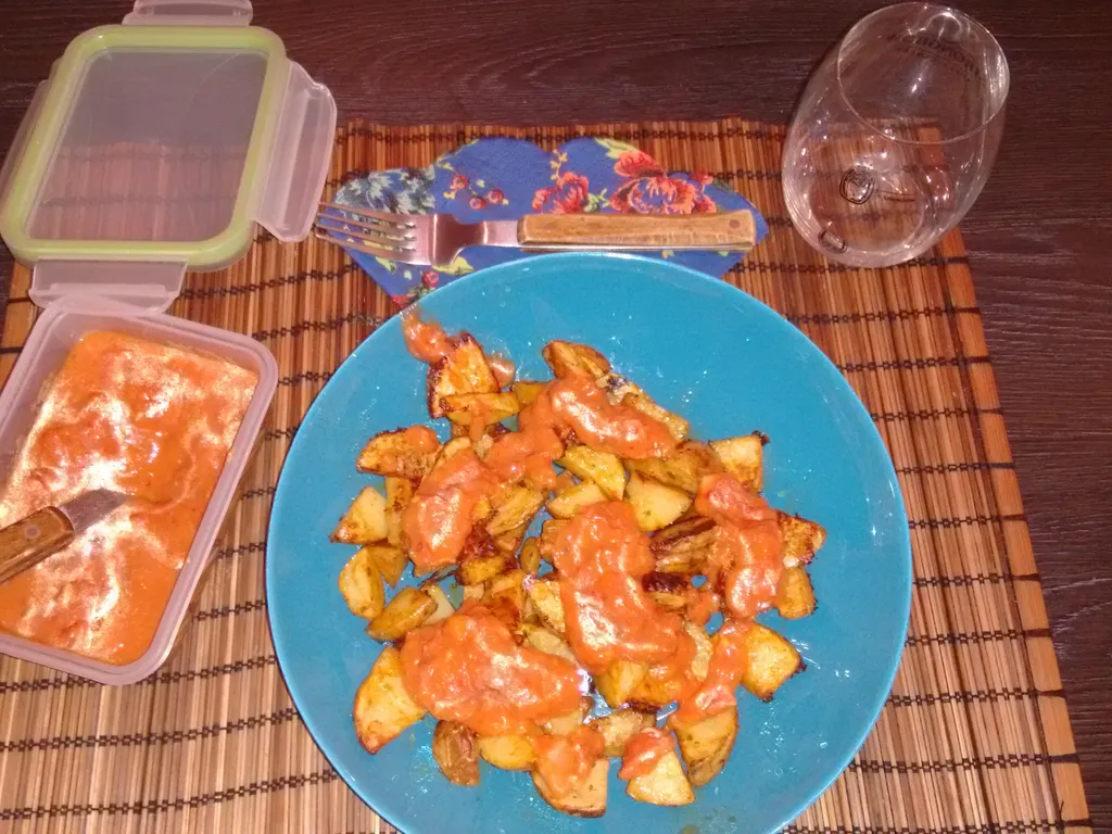 Patatas bravas con salsa