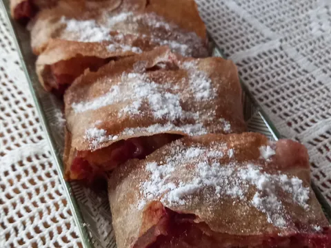 Pita sa visnjama sa korama od speltinog brasna