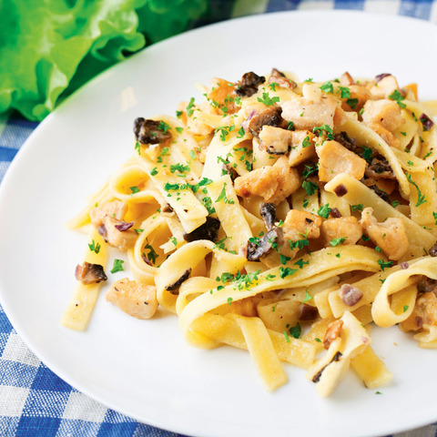 Makaron z cukinią, kurczakiem i serem kozim