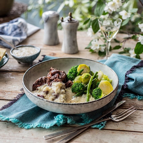 Varená hovädzina s chrenovou omáčkou