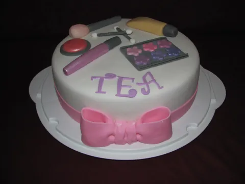 Torta za malu šminkericu
