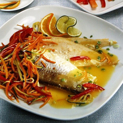 Peste alb cu sos de portocale si legume