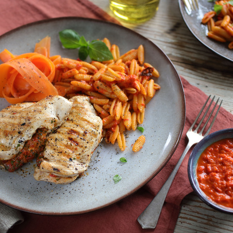 Hähnchenschnitzel mit Ajvar-Walnuss-Rucola-Pesto