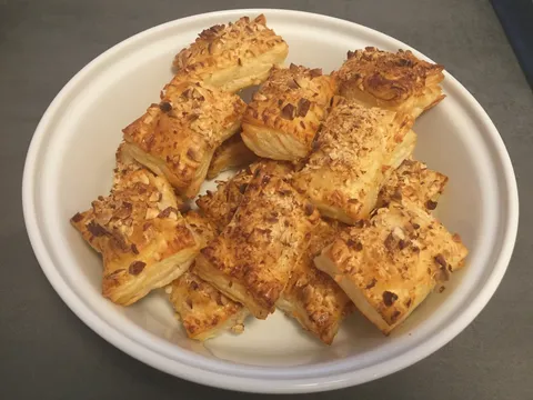 Jastučići od lisnatog sa bijelom čokoladom i bademima