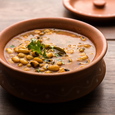 Polévka s fazolí černé oko a kari