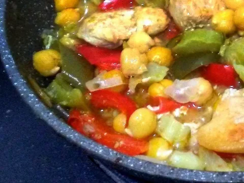 Piletina s povrćem i slanutkom