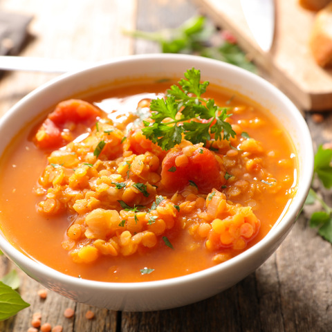 Polévka z červené čočky a rajčat