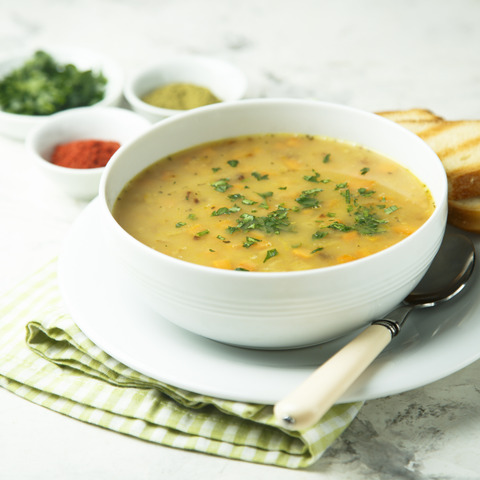 Pikantní polévka ze žluté čočky