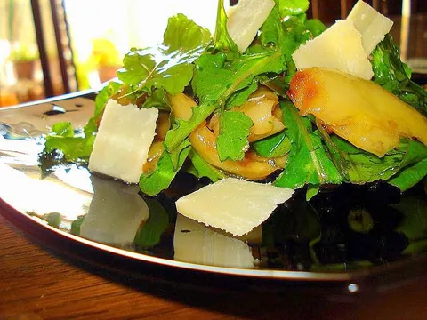 Salata od pečenih paprika, rikule i parmezana
