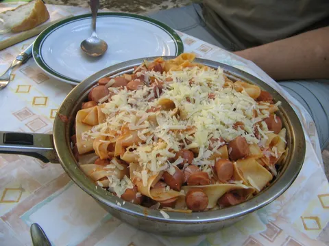 Jednostavna salata od tjestenine i hrenovki