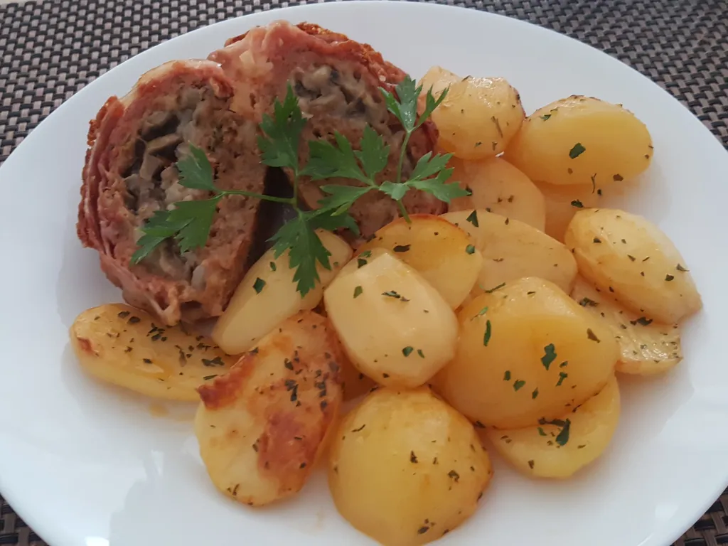 Rolat od mljevenog mesa sa šampinjonima