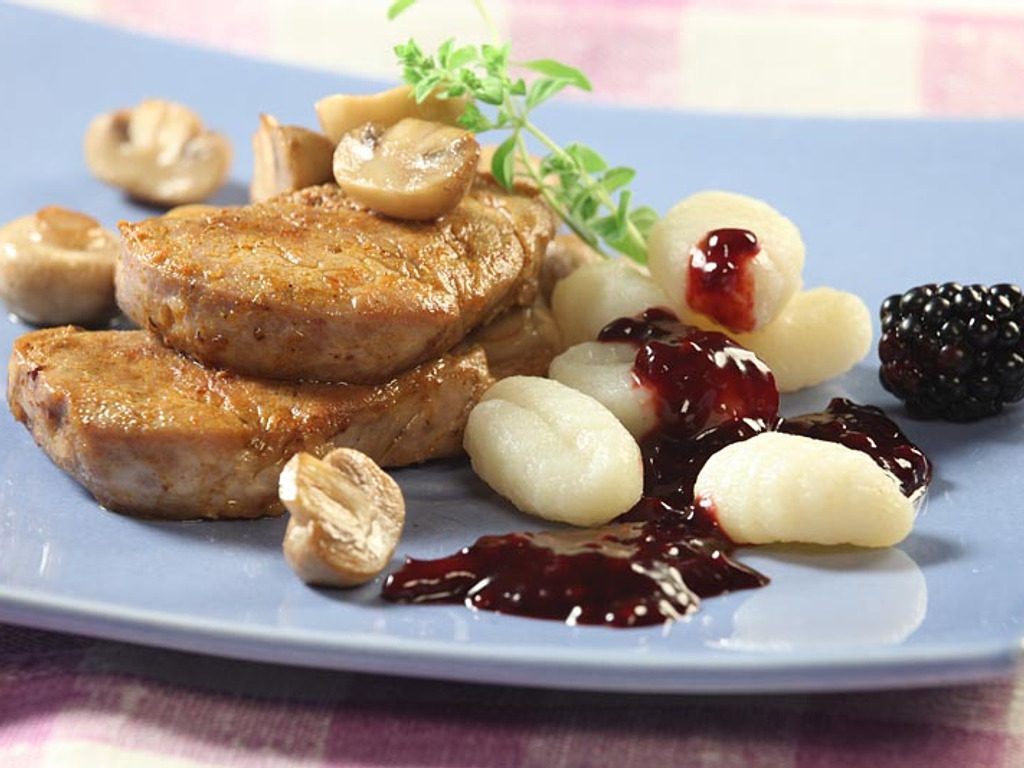 Kotlety w sosie jeżynowym