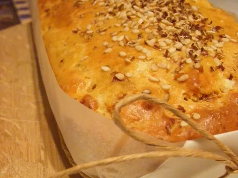 Cake od slanutka, sušenih rajčica i feta sira
