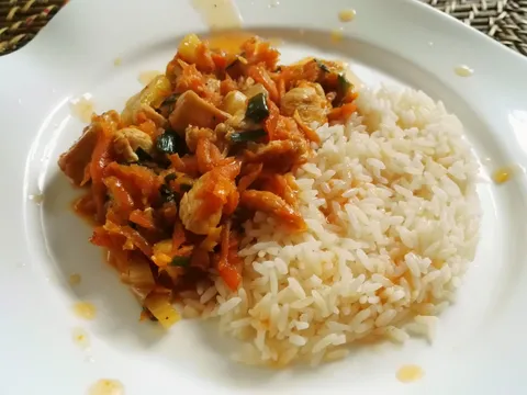 Wok piletina s mrkvom i ananasom