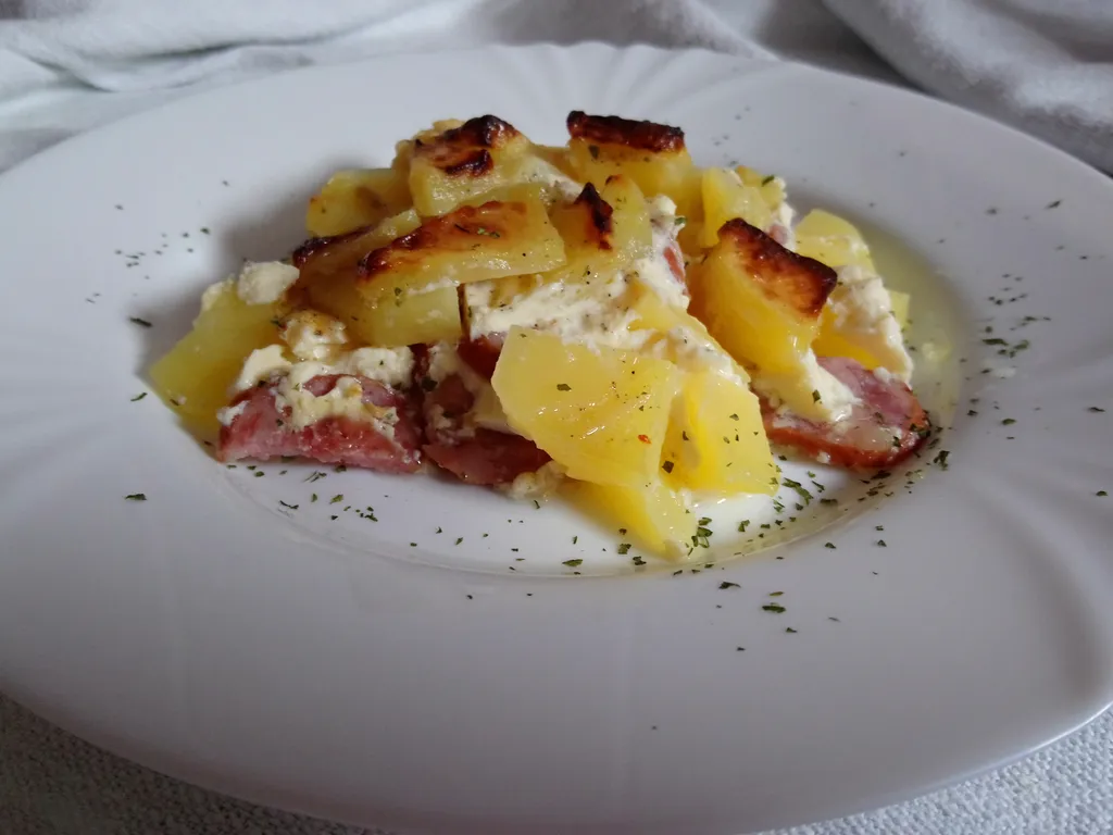Musaka od krumpira i kranjskih kobasica