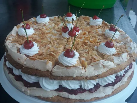 Torta od badema i višanja(malina)