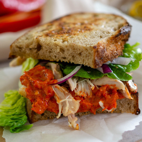 Sendvič s dipem ze spálených paprik a trhaným masem