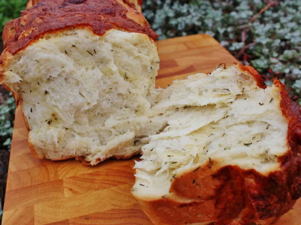 Pull-Apart kruh sa sirom, timijanom i oreganom