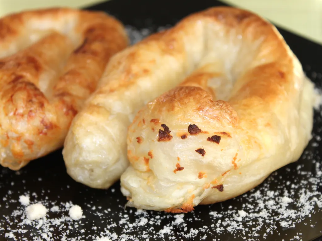 Burek sa sirom