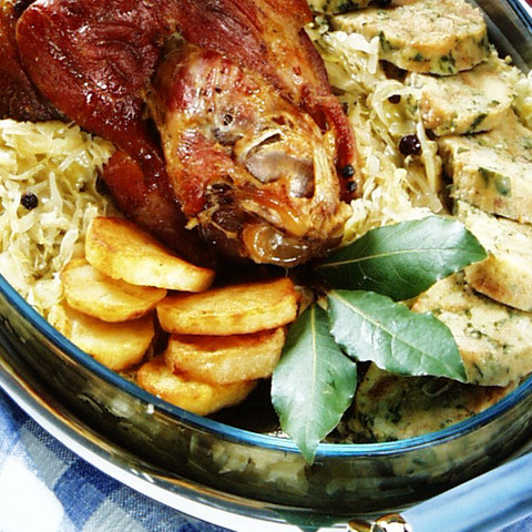 Bravčové koleno s kyslou kapustou a knedľou