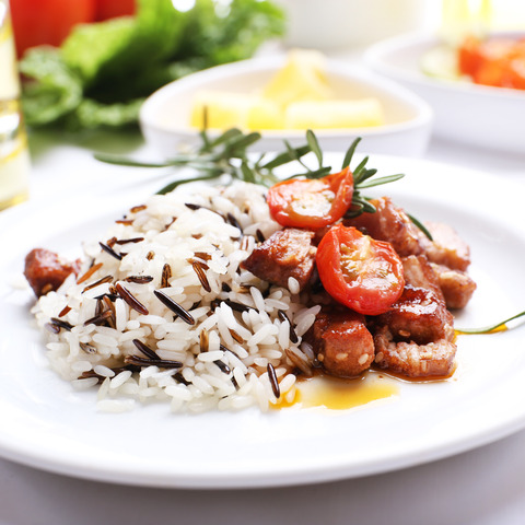 Rýže tří barev a vepřové kostky