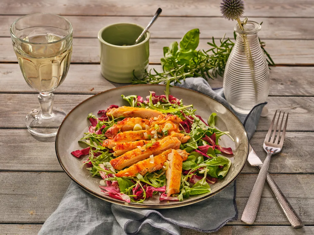Aromatična salata s pečenom piletinom