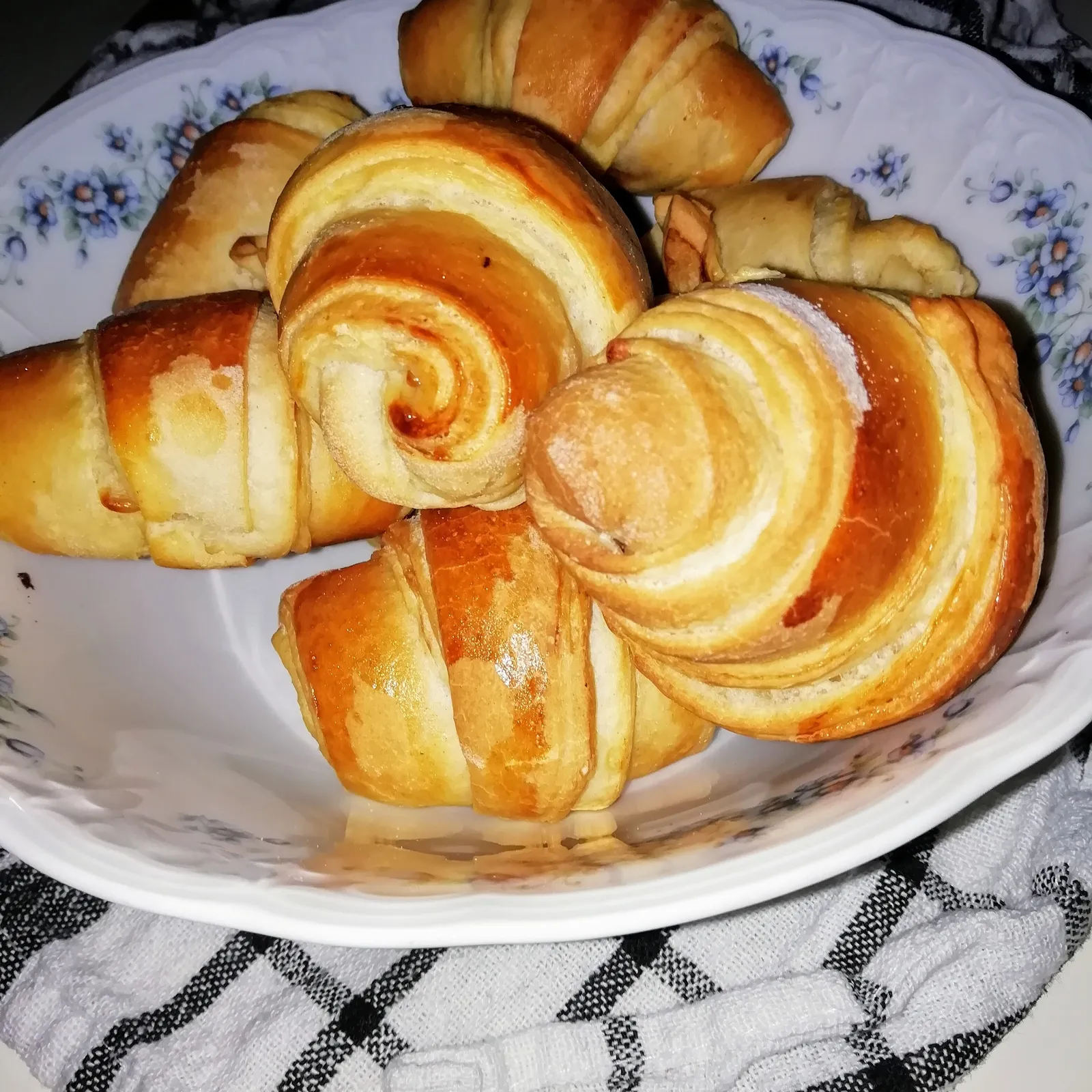 Kiflice sa sunkom i sirom