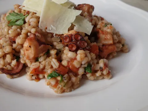 ORZOTTO OD HOBOTNICE ILI HOBOTNICA U JEČMENOJ KAŠI