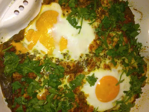 Jaja na podlozi od pecenih paprika