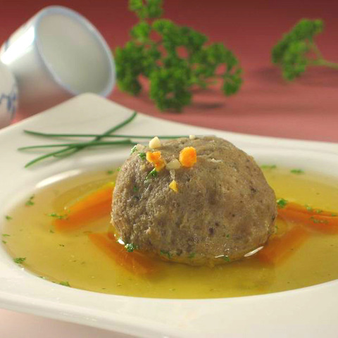 Supa cu perisoare de ficat (Leberknödelsuppe)